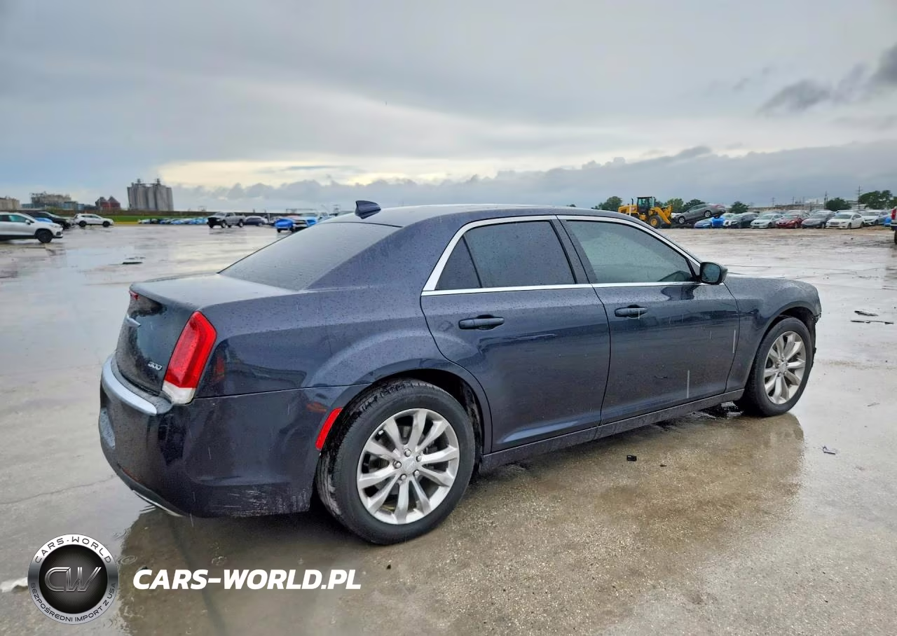 2018 Chrysler 300 Touring VIN:2C3CCARG6JH231643 - 3