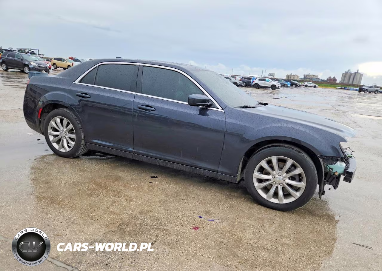 2018 Chrysler 300 Touring VIN:2C3CCARG6JH231643 - 4