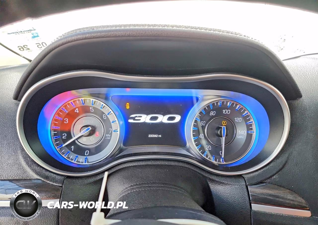 2018 Chrysler 300 Touring VIN:2C3CCARG6JH231643 - 9
