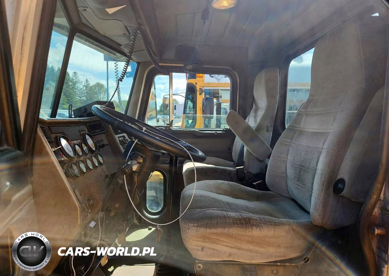 1999 Peterbilt 330 VIN:3WPNAD7X3XF486730 - 7