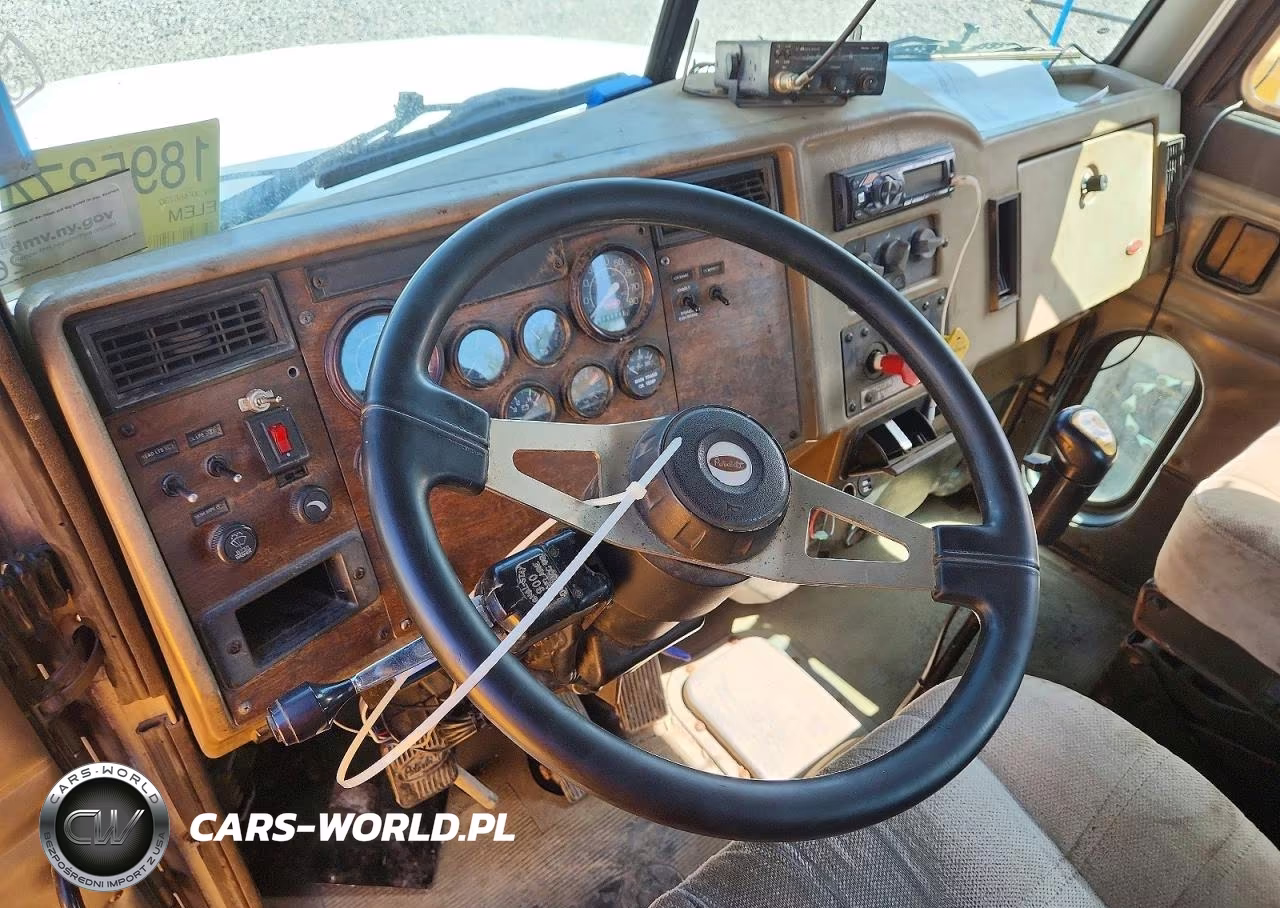 1999 Peterbilt 330 VIN:3WPNAD7X3XF486730 - 8