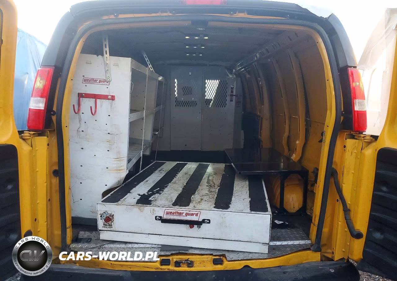 2024 Chevrolet Express G2500 VIN:1GCWGBFP0R1102945 - 10