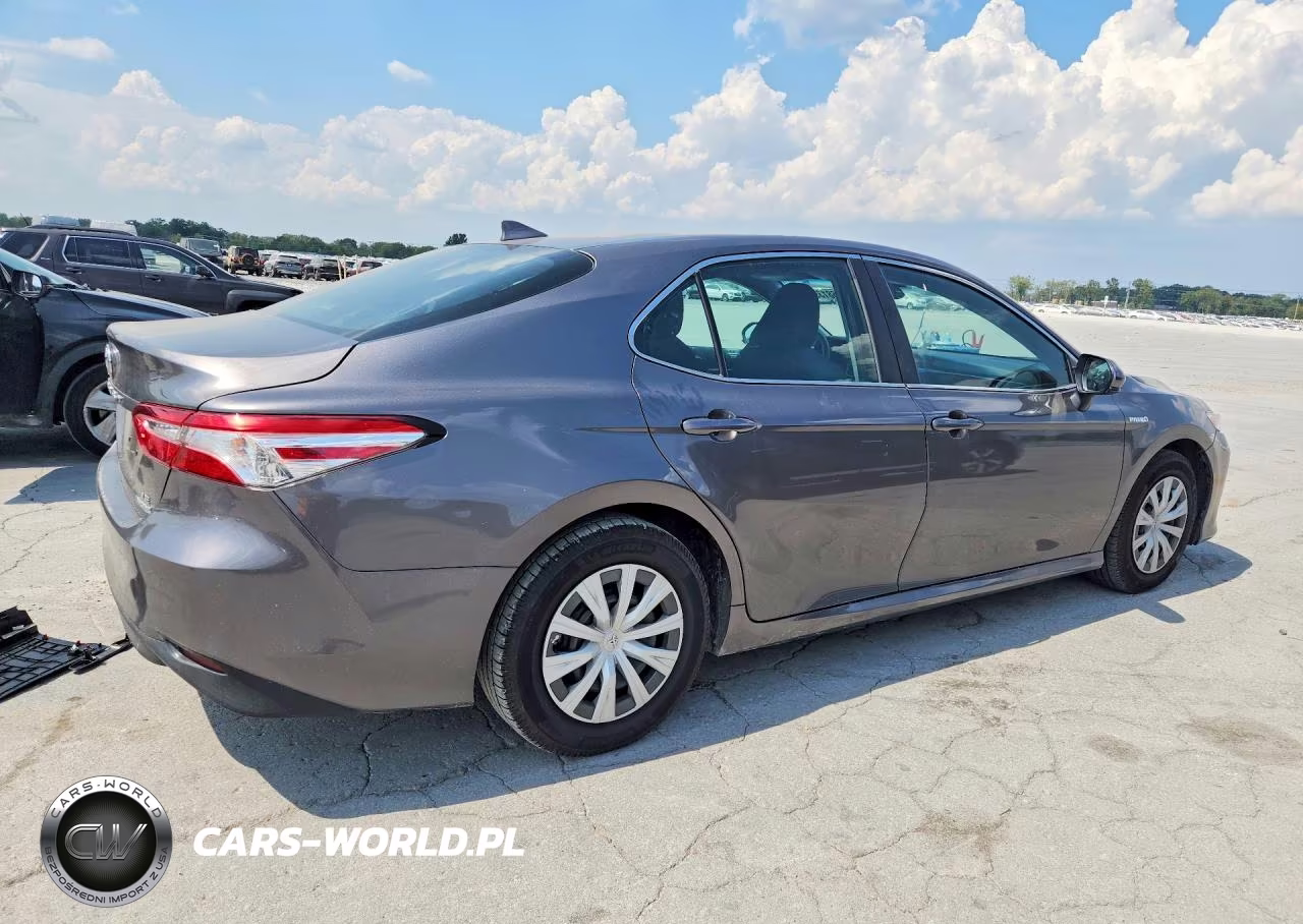 2020 Toyota Camry Le VIN:4T1C31AK2LU519652 - 3