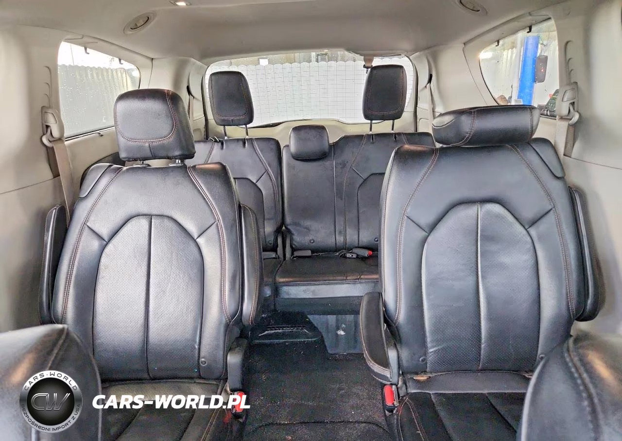 2018 Chrysler Pacifica Touring L VIN:2C4RC1BG4JR120244 - 10