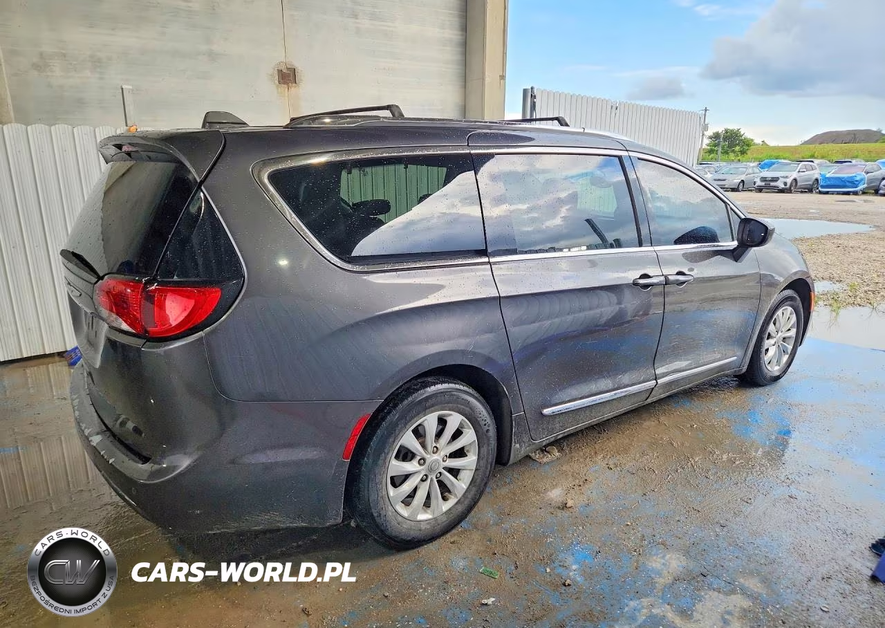 2018 Chrysler Pacifica Touring L VIN:2C4RC1BG4JR120244 - 3