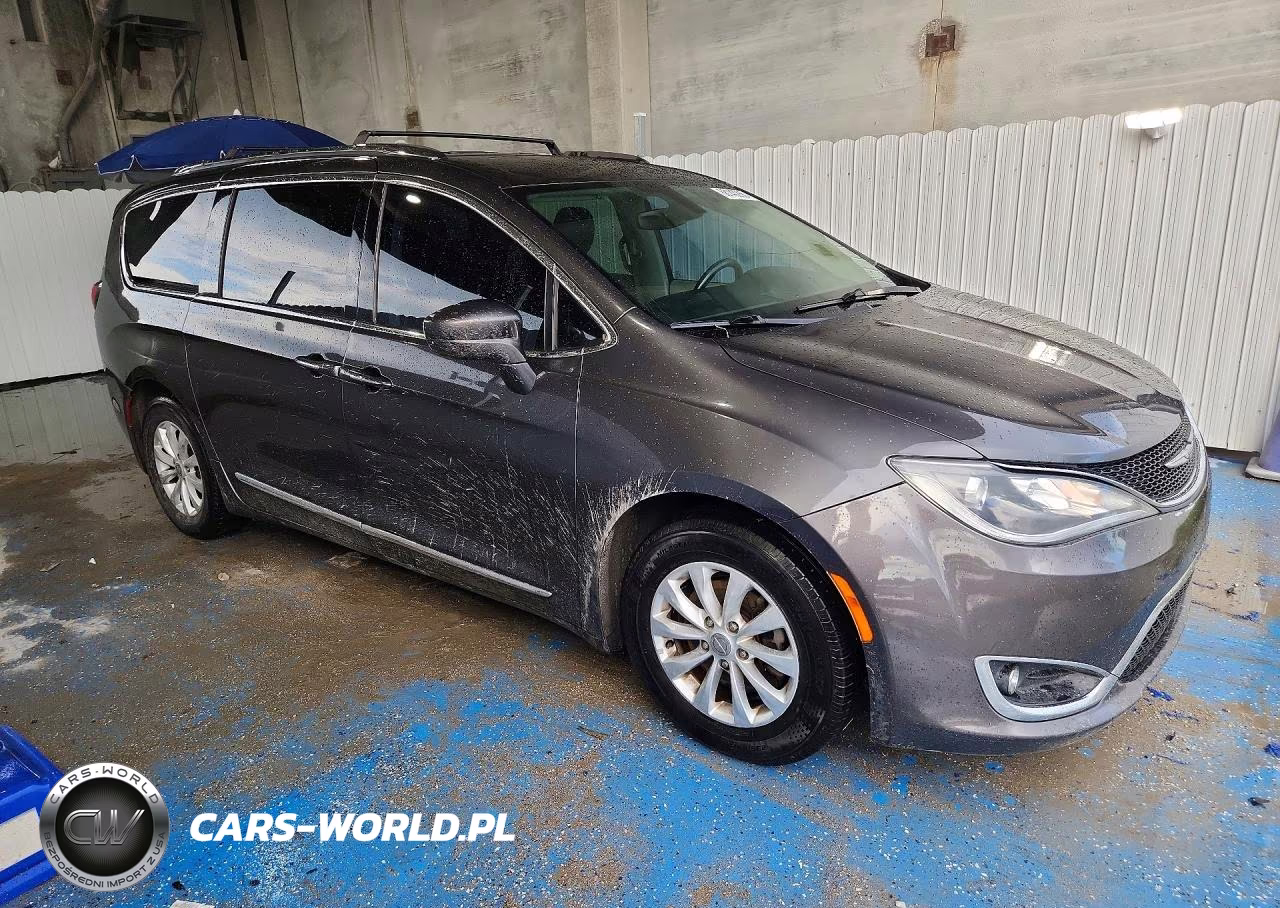 2018 Chrysler Pacifica Touring L VIN:2C4RC1BG4JR120244 - 4