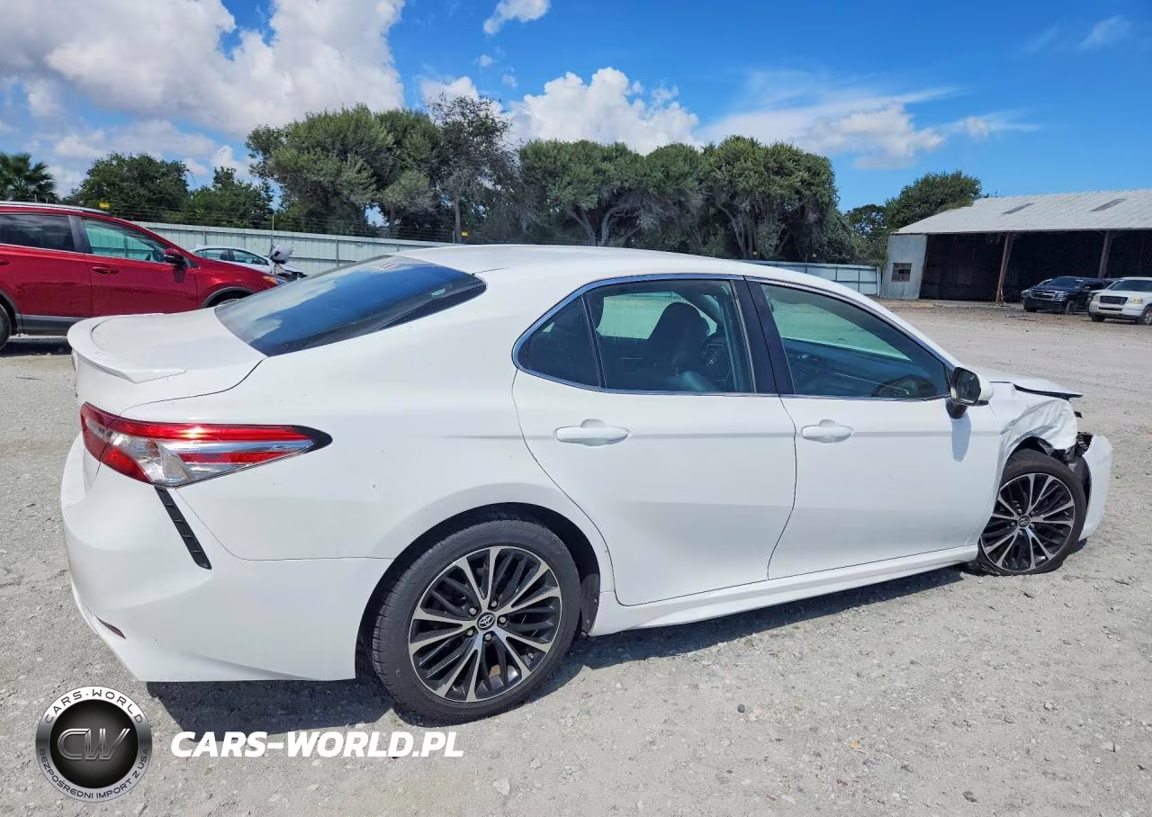 2018 Toyota Camry Se VIN:4T1B11HK2JU050115 - 3