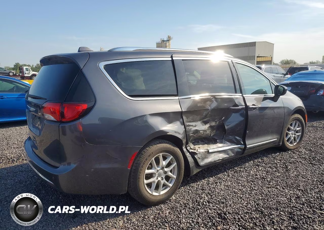 2020 Chrysler Pacifica Touring L VIN:2C4RC1BGXLR140050 - 3
