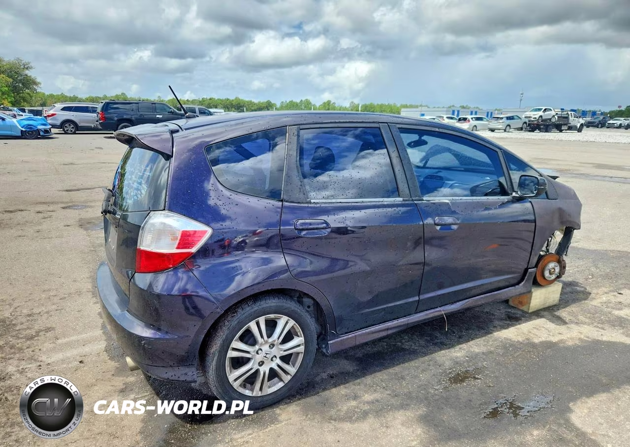 2013 Honda Fit Sport VIN:JHMGE8H6XDC075024 - 3