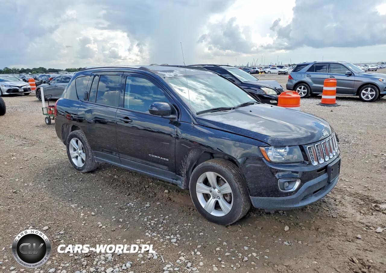 2015 Jeep Compass Latitude VIN:1C4NJCEA8FD164846 - 4