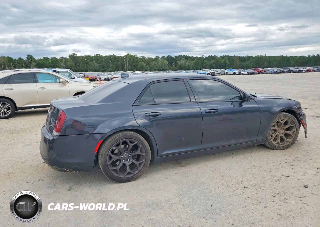 2019 Chrysler 300 Touring VIN:2C3CCAAG5KH565157 - 3