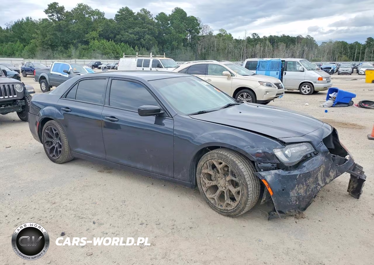 2019 Chrysler 300 Touring VIN:2C3CCAAG5KH565157 - 4