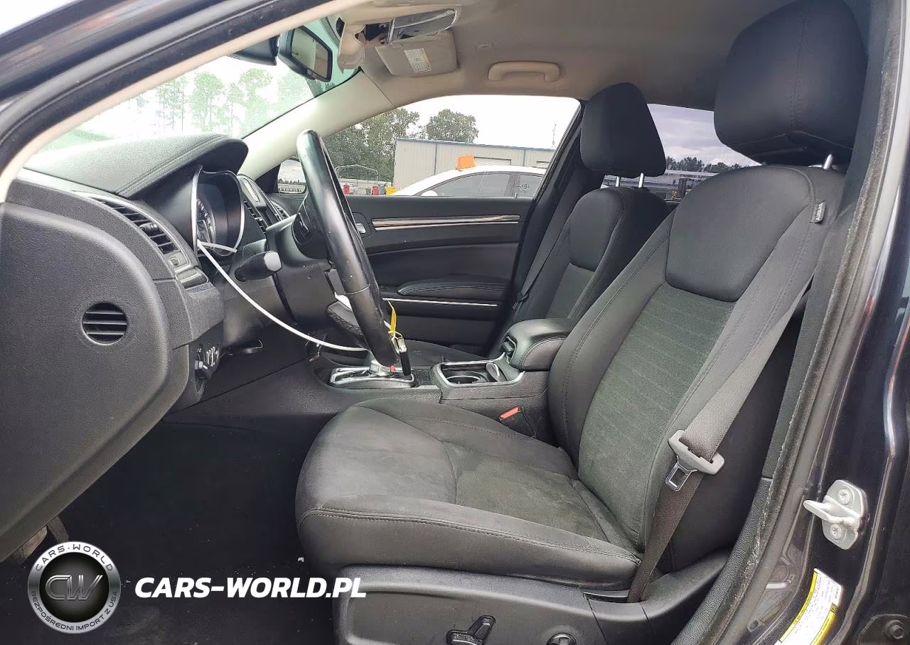 2019 Chrysler 300 Touring VIN:2C3CCAAG5KH565157 - 7