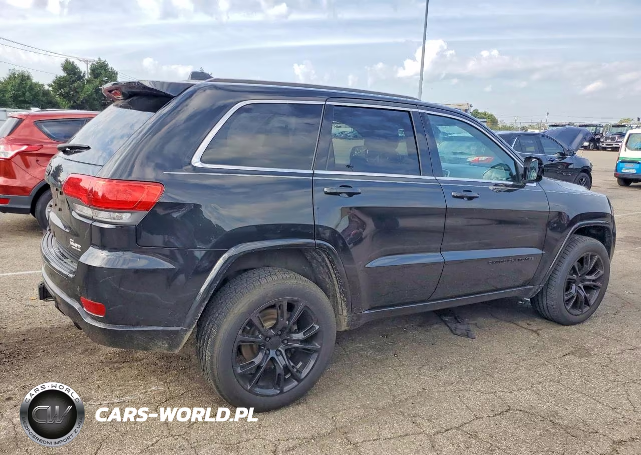 2015 Jeep Grand Cherokee Laredo VIN:1C4RJFAG0FC747074 - 3