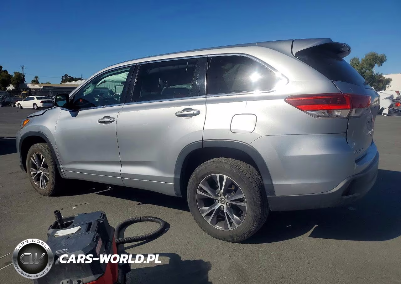 2018 Toyota Highlander Le VIN:5TDZZRFH0JS248021 - 2