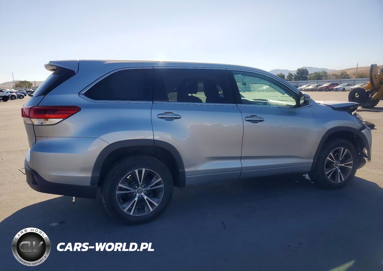 2018 Toyota Highlander Le VIN:5TDZZRFH0JS248021 - 3