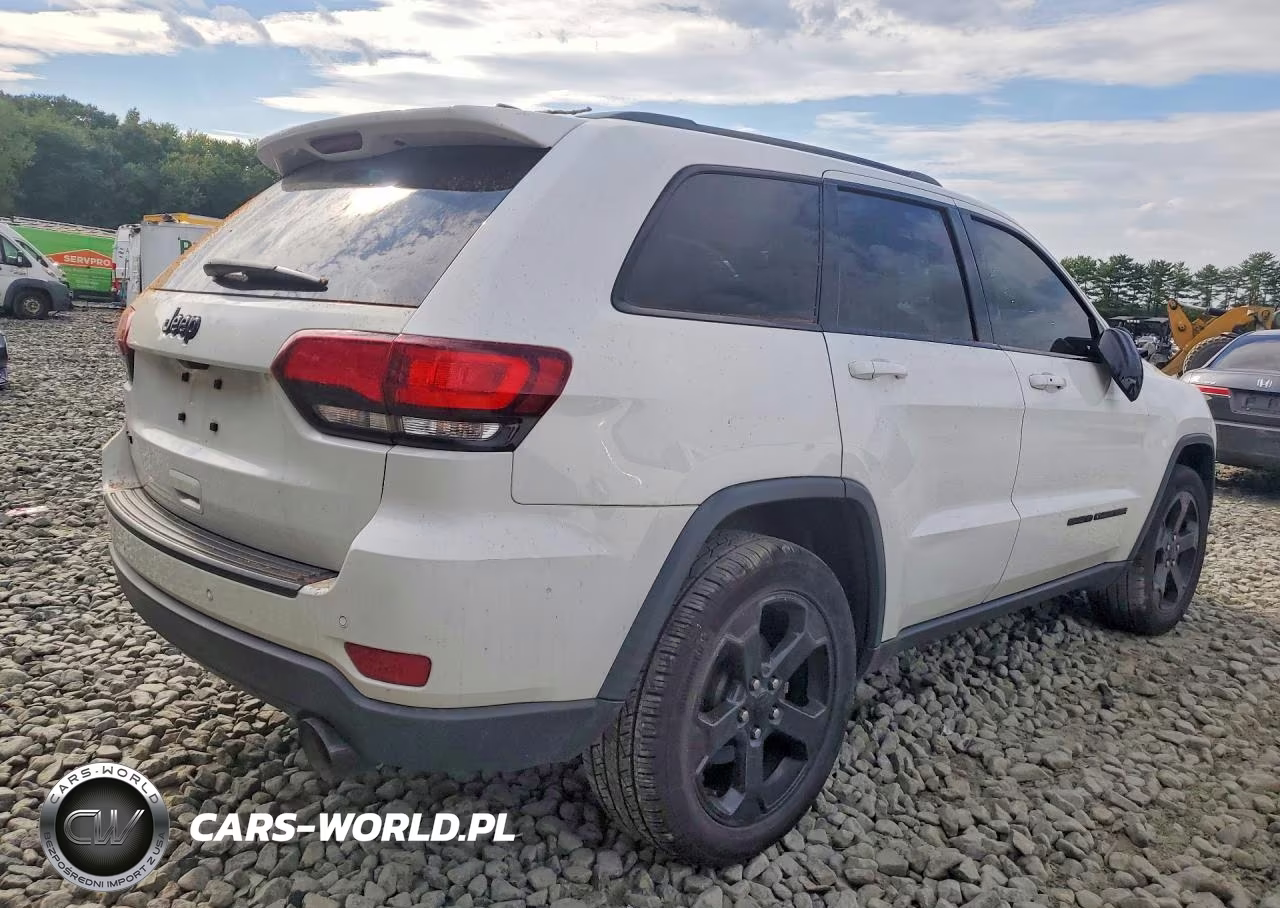 2018 Jeep Grand Cherokee Laredo VIN:1C4RJFAG5JC449645 - 3