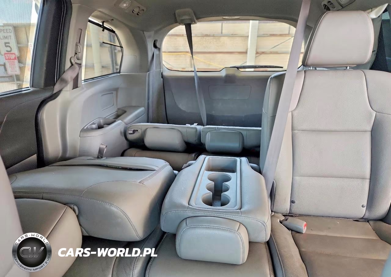 2016 Honda Odyssey Touring VIN:5FNRL5H91GB048813 - 10