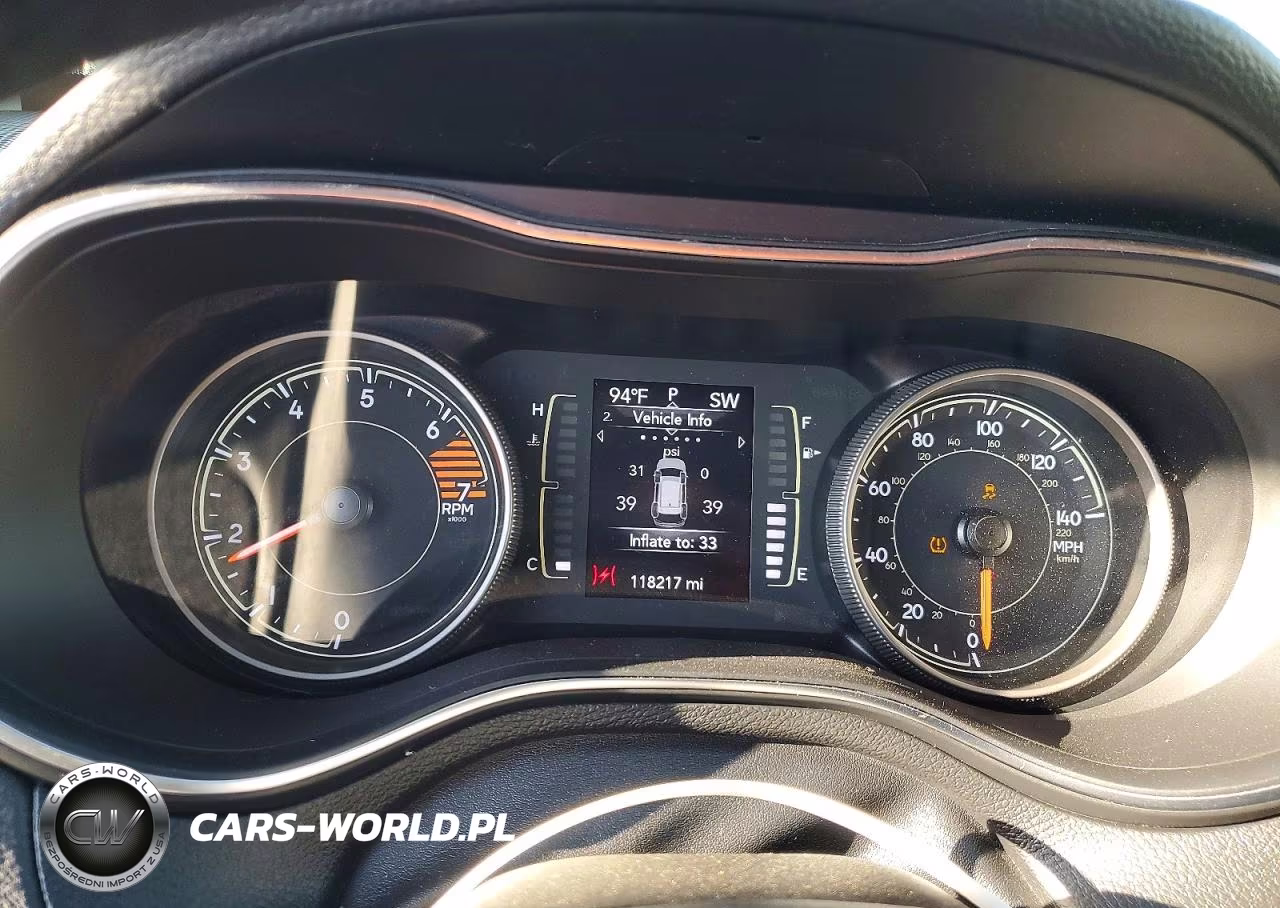 2019 Jeep Cherokee Latitude Plus VIN:1C4PJMLB4KD402177 - 9
