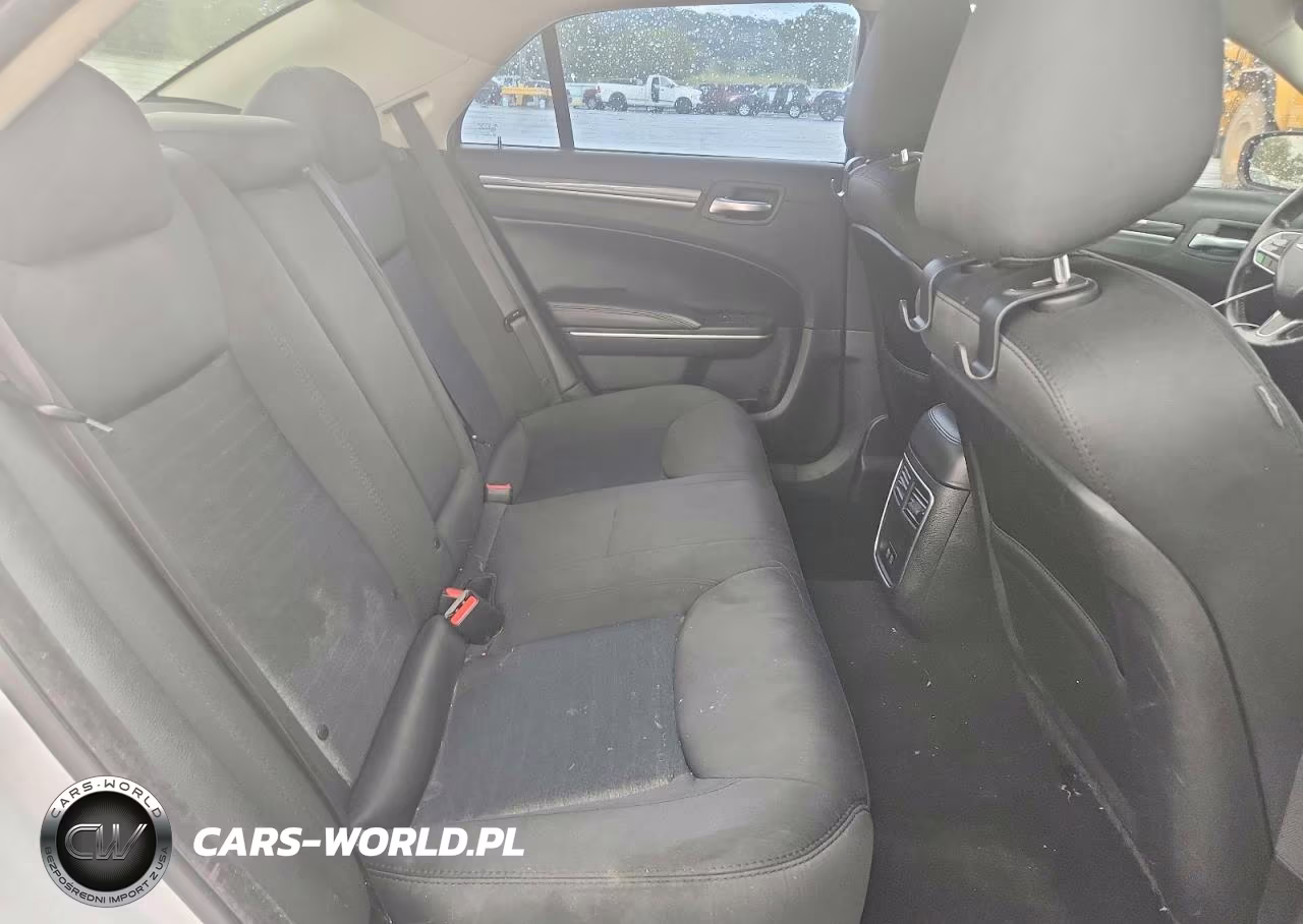 2019 Chrysler 300 Touring VIN:2C3CCAAG6KH612129 - 10