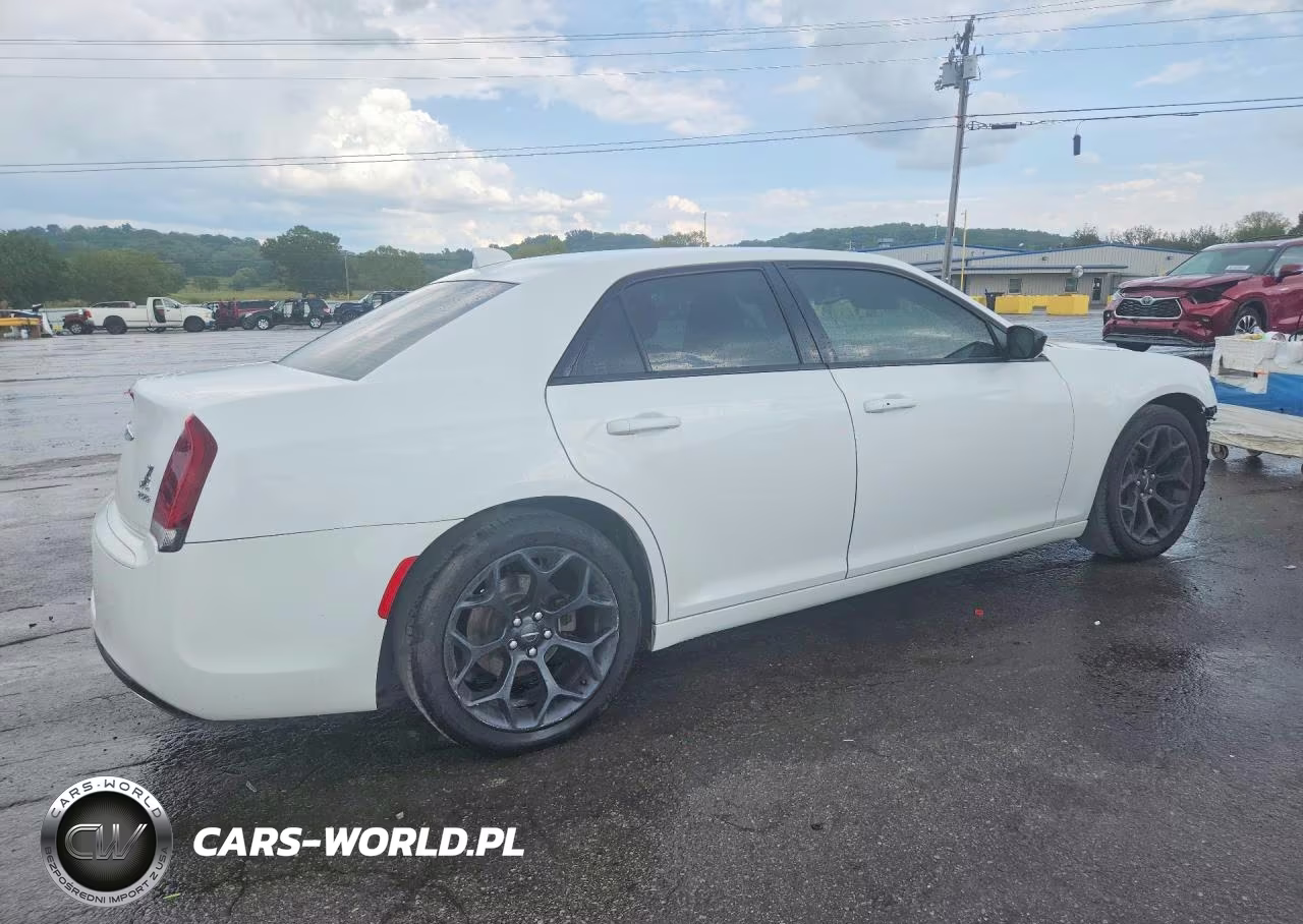 2019 Chrysler 300 Touring VIN:2C3CCAAG6KH612129 - 3