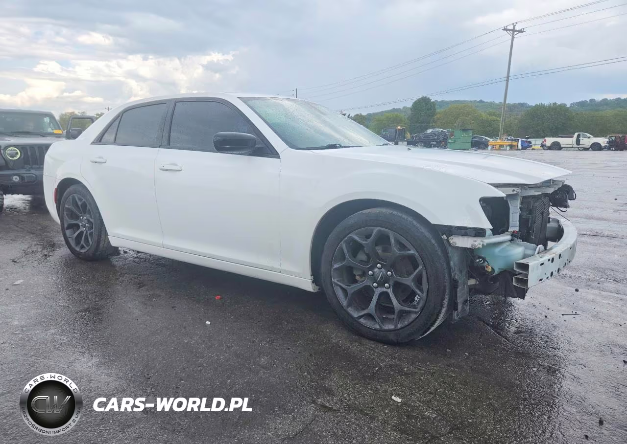 2019 Chrysler 300 Touring VIN:2C3CCAAG6KH612129 - 4