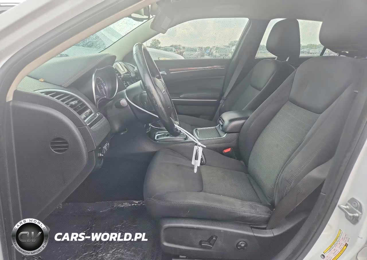 2019 Chrysler 300 Touring VIN:2C3CCAAG6KH612129 - 7