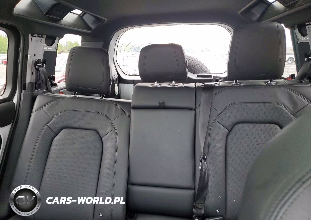 2023 Land Rover Defender 110 S VIN:SALEJ7EX8P2113137 - 10