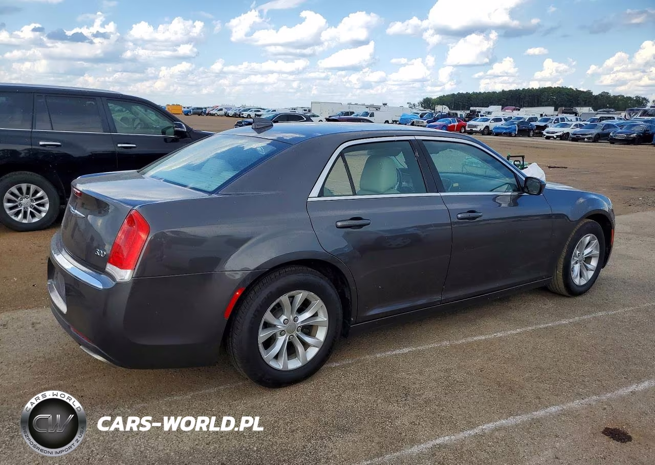 2015 Chrysler 300 Limited VIN:2C3CCAAG6FH781184 - 3