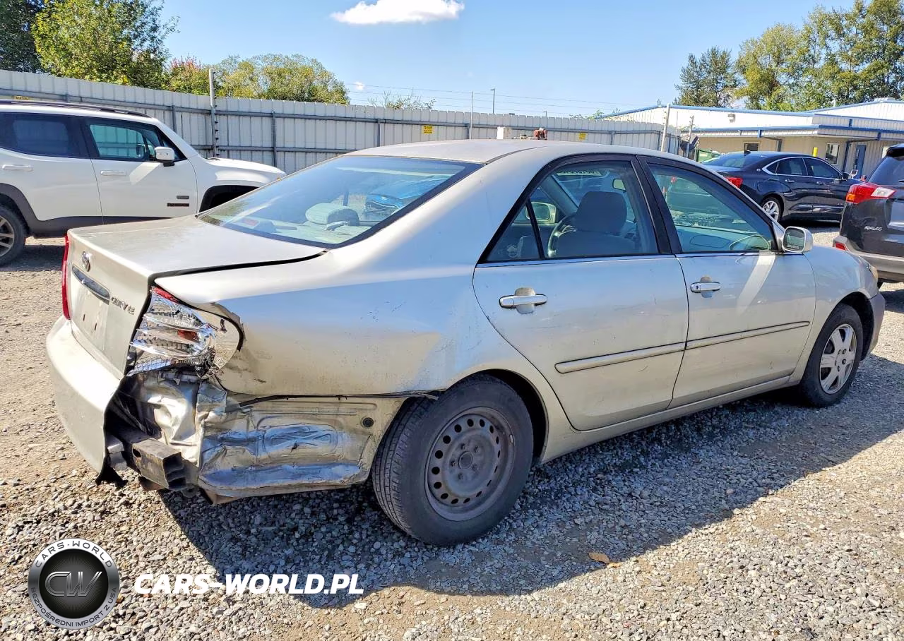 2002 Toyota Camry Le VIN:JTDBE32K020084608 - 3