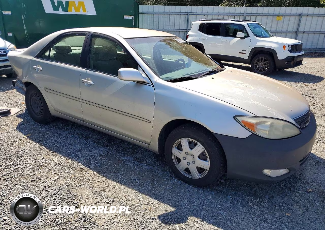 2002 Toyota Camry Le VIN:JTDBE32K020084608 - 4