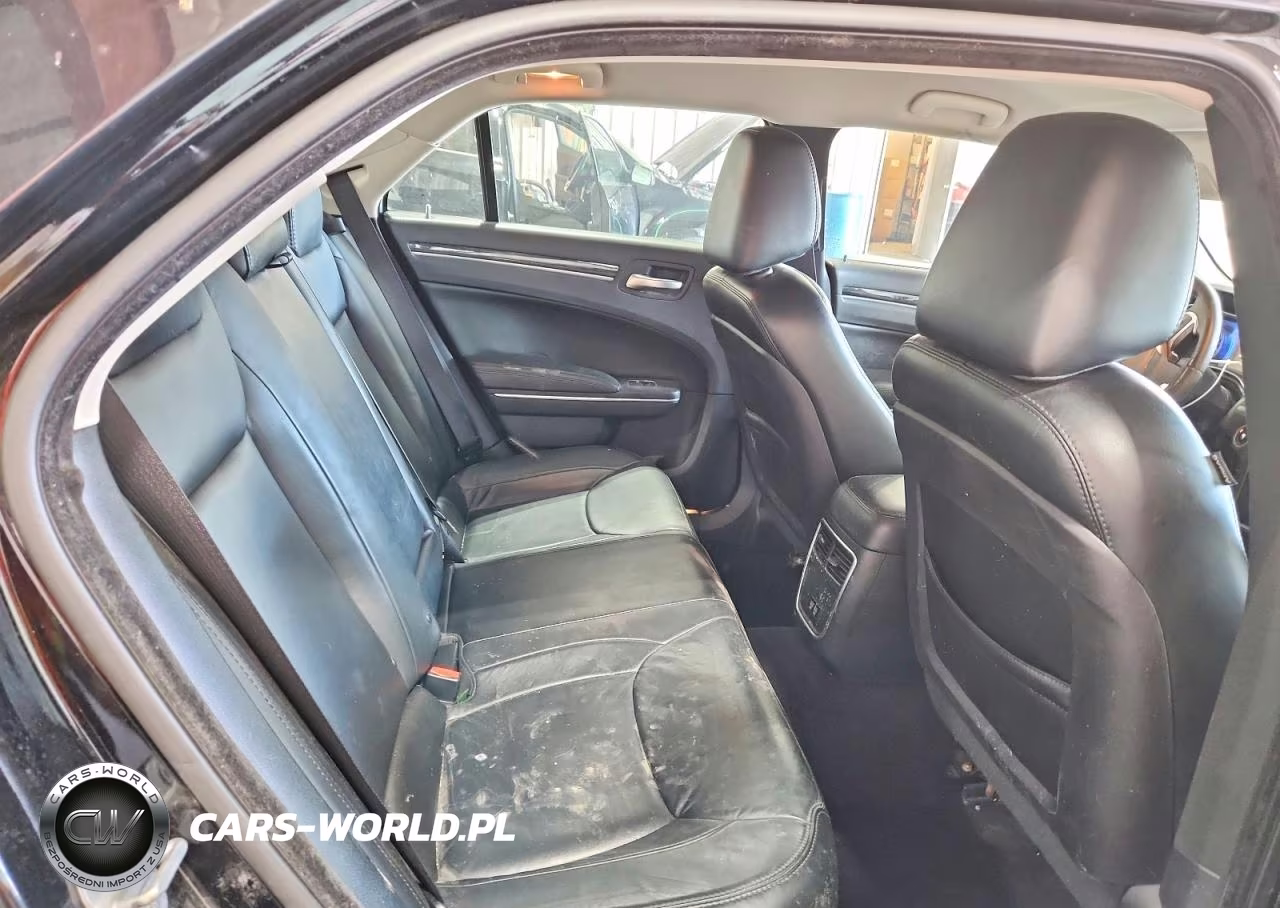 2016 Chrysler 300 Limited VIN:2C3CCARGXGH305199 - 10