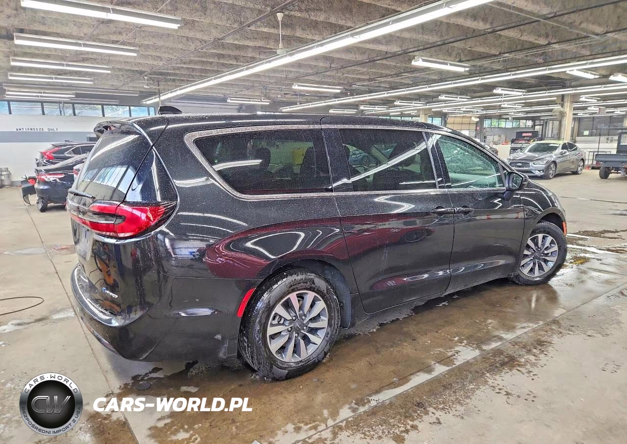 2023 Chrysler Pacifica Hybrid Touring L VIN:2C4RC1L78PR631334 - 3