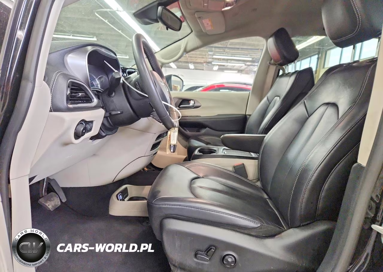 2023 Chrysler Pacifica Hybrid Touring L VIN:2C4RC1L78PR631334 - 7