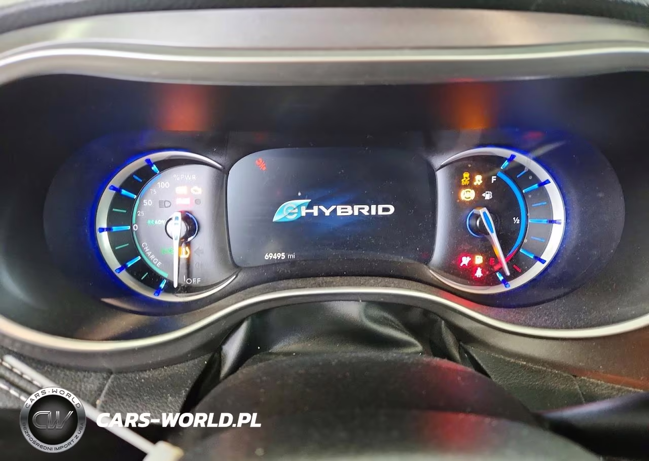 2023 Chrysler Pacifica Hybrid Touring L VIN:2C4RC1L78PR631334 - 9