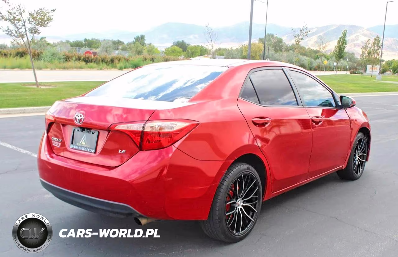 2018 Toyota Corolla Le VIN:5YFBURHE7JP815952 - 3