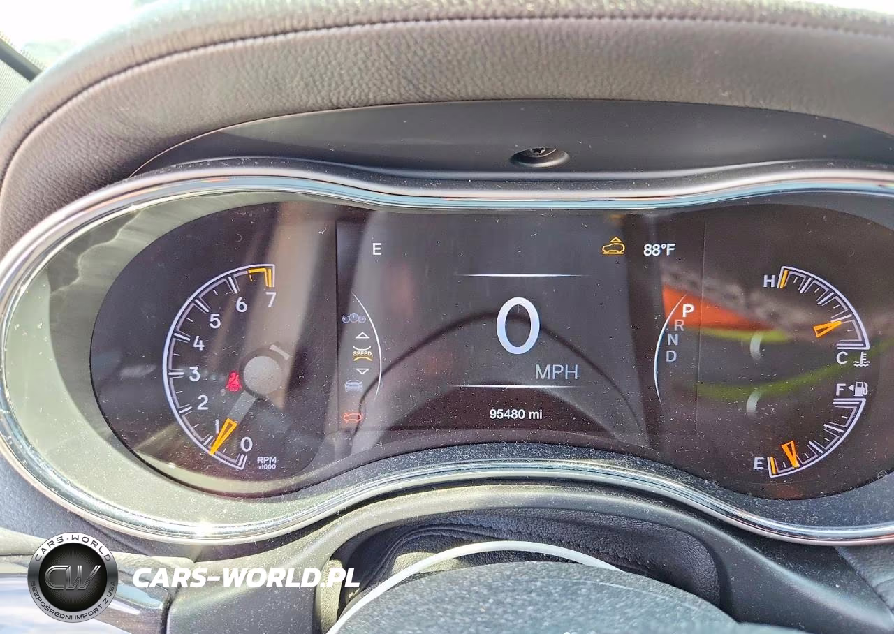 2018 Jeep Grand Cherokee Overland VIN:1C4RJFCG5JC185453 - 9