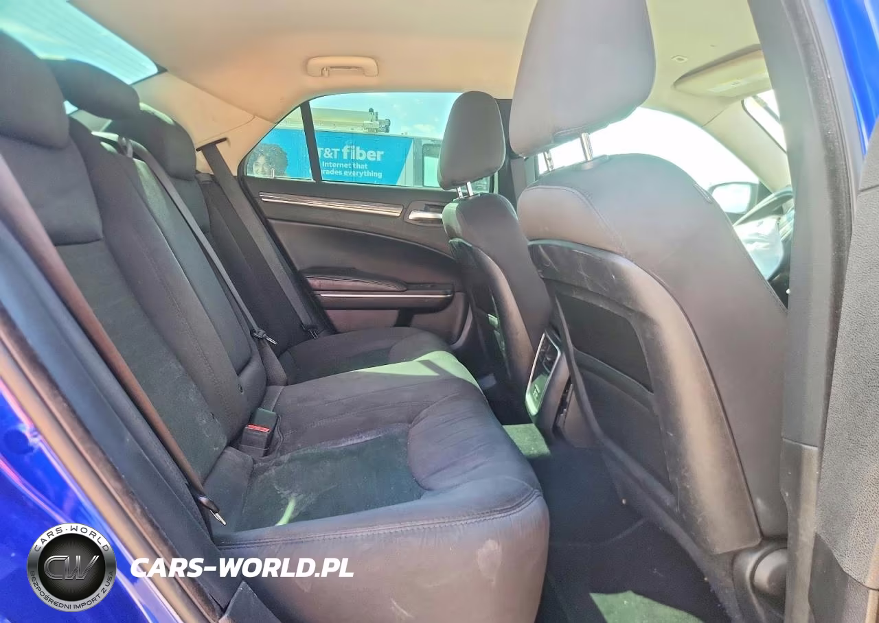 2019 Chrysler 300 Touring VIN:2C3CCAAG9KH581068 - 10