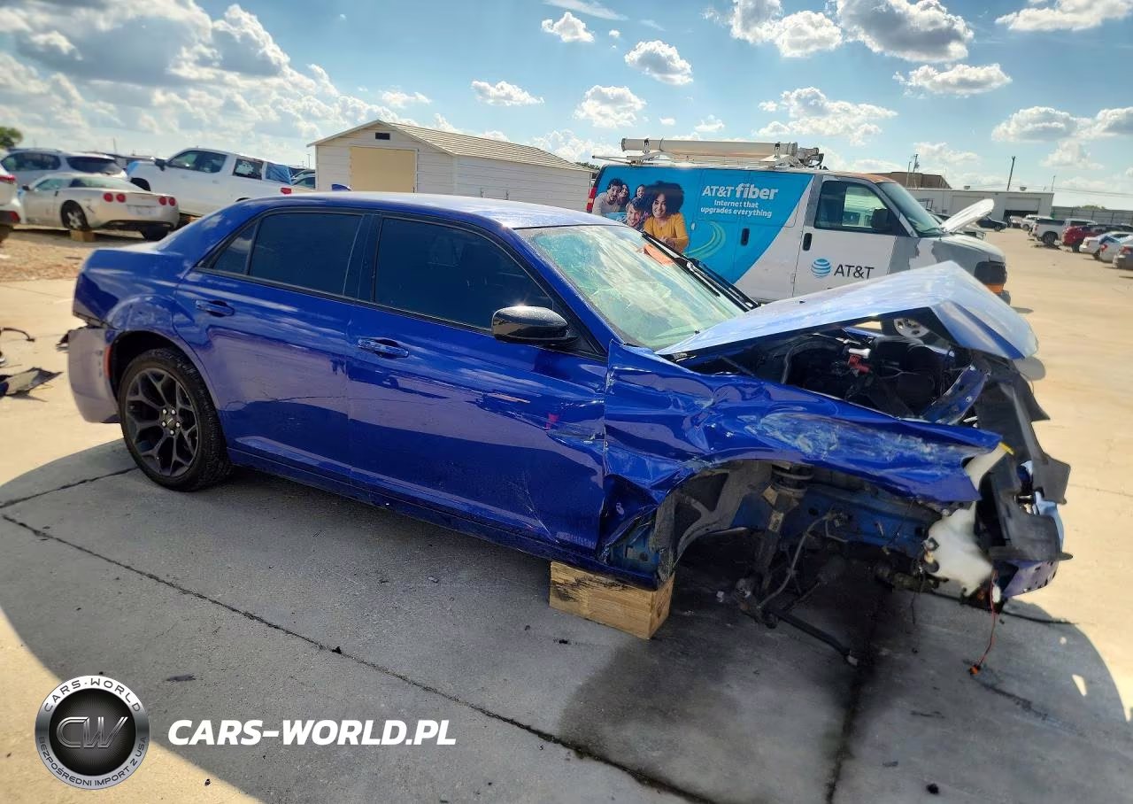 2019 Chrysler 300 Touring VIN:2C3CCAAG9KH581068 - 4