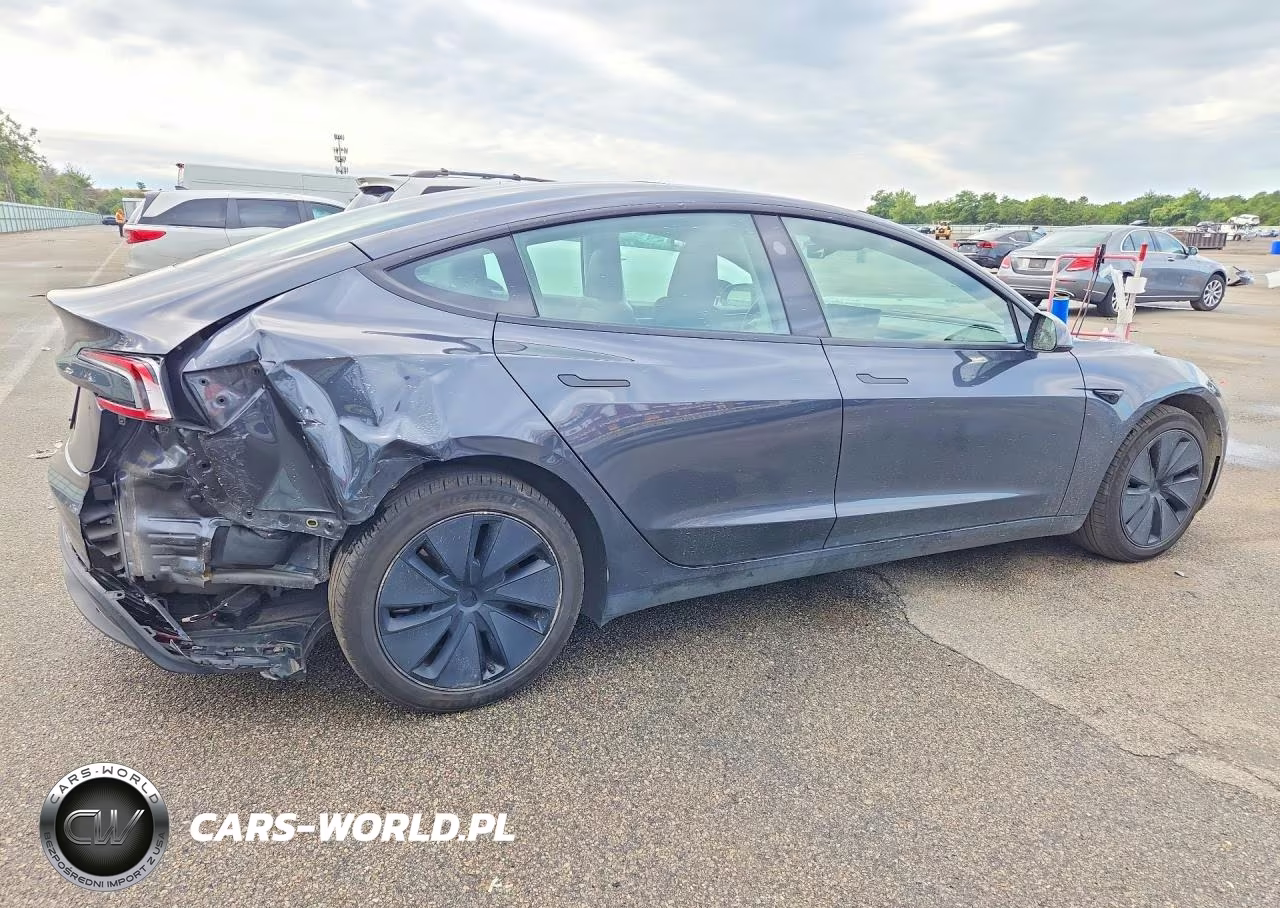 2025 Tesla Model 3 VIN:5YJ3E1EA0SF884323 - 3