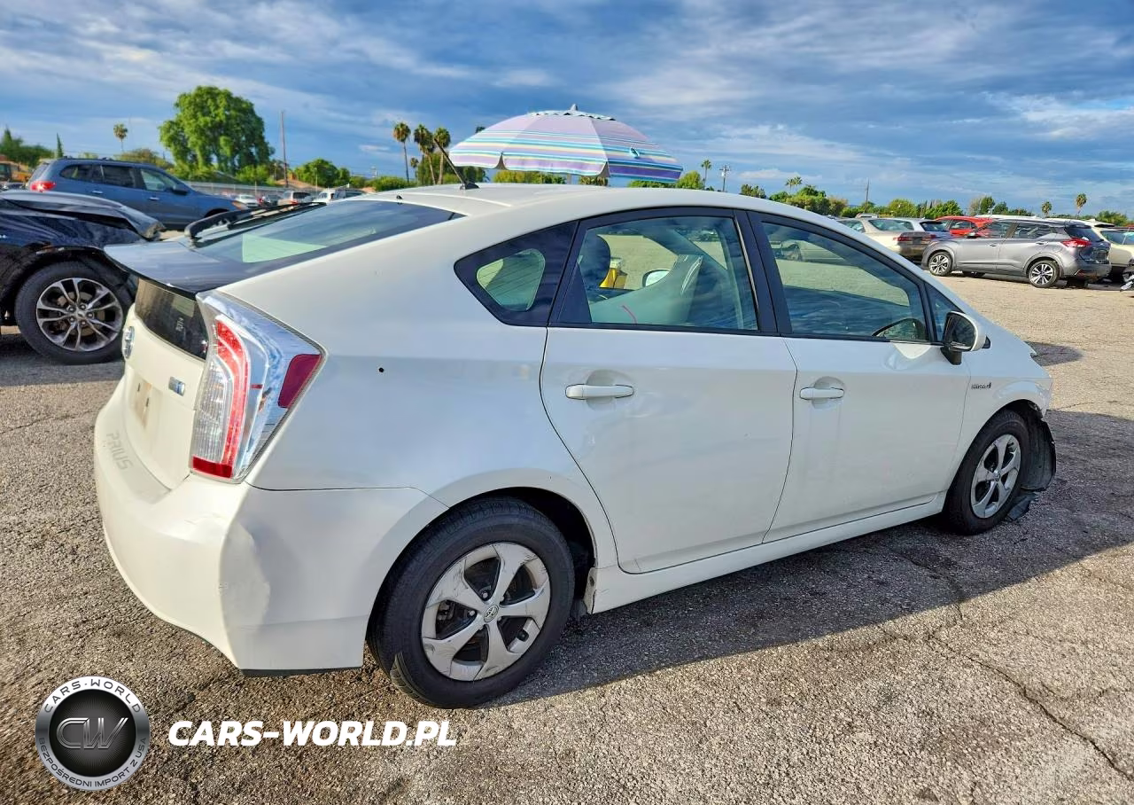 2015 Toyota Prius Two VIN:JTDKN3DU6F1990549 - 3