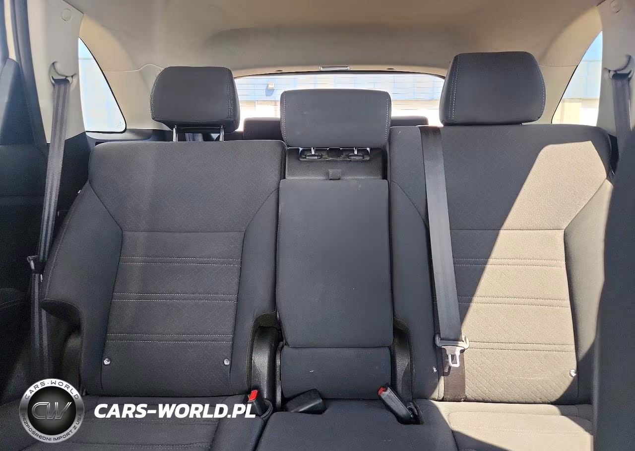 2019 Kia Sorento L VIN:5XYPG4A32KG580729 - 10