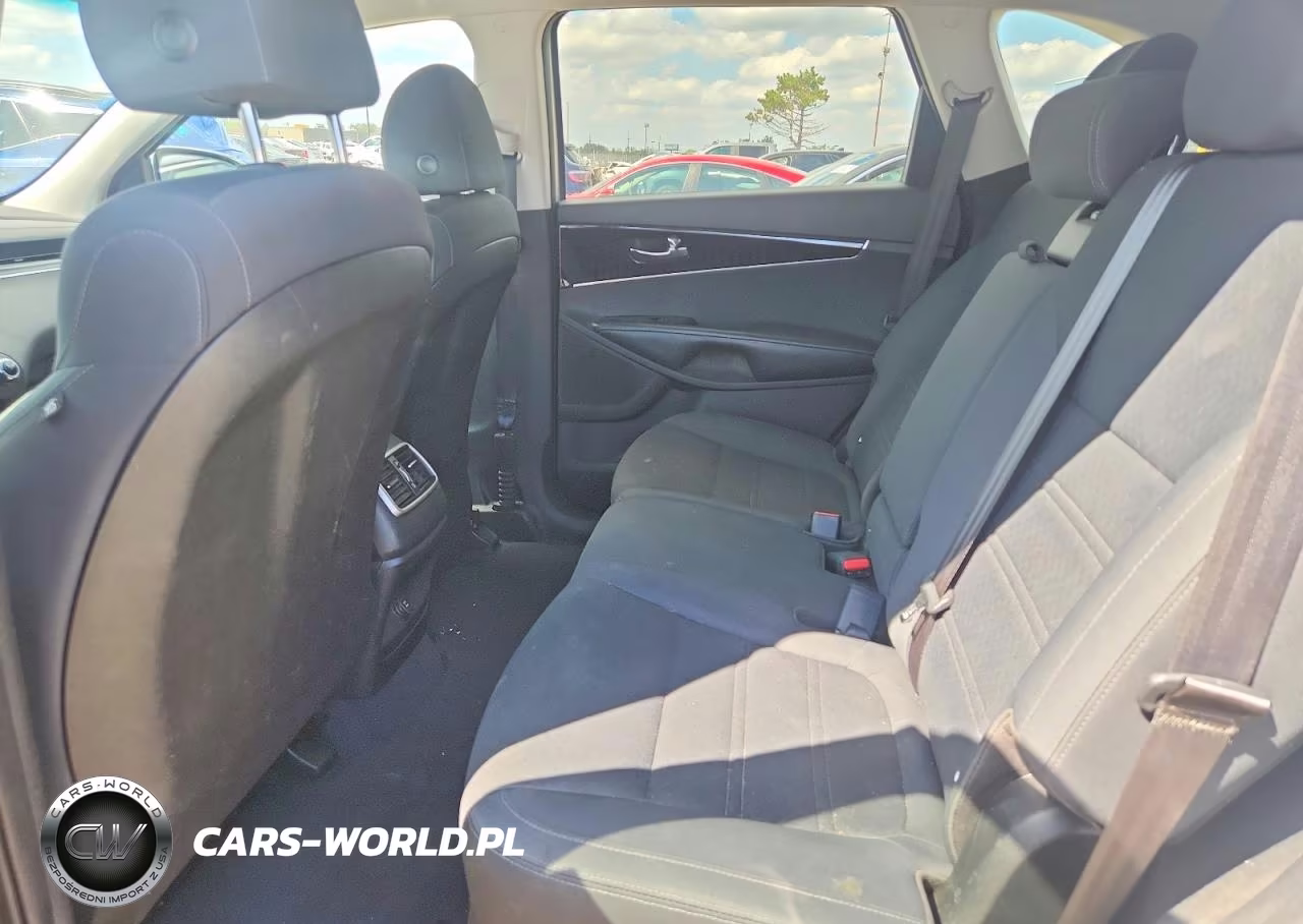 2019 Kia Sorento L VIN:5XYPG4A32KG580729 - 11