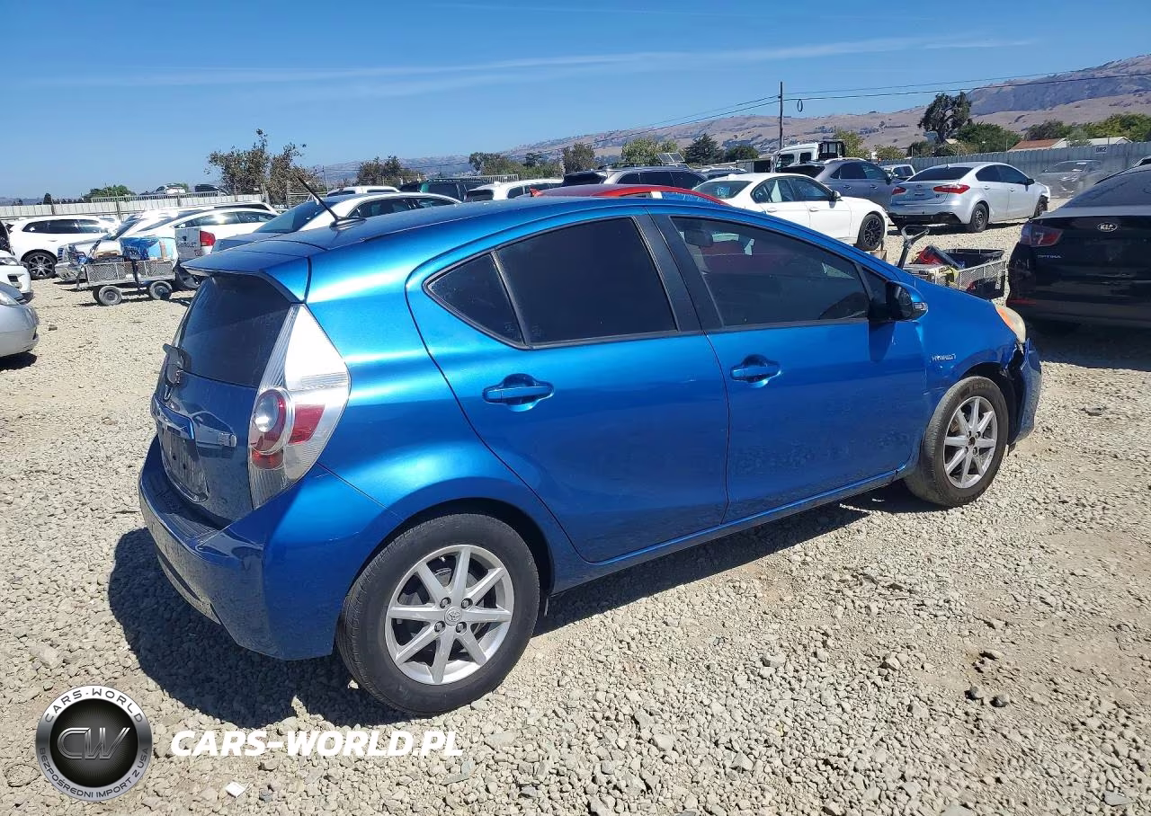 2013 Toyota Prius C Four VIN:JTDKDTB3XD1046067 - 3