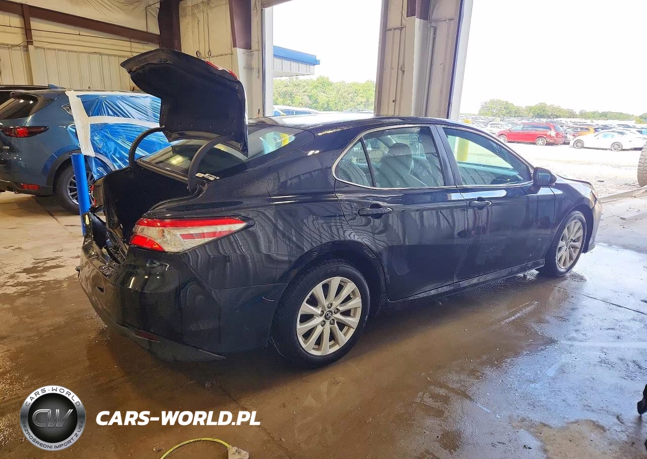 2018 Toyota Camry Le VIN:4T1B11HK2JU034125 - 3