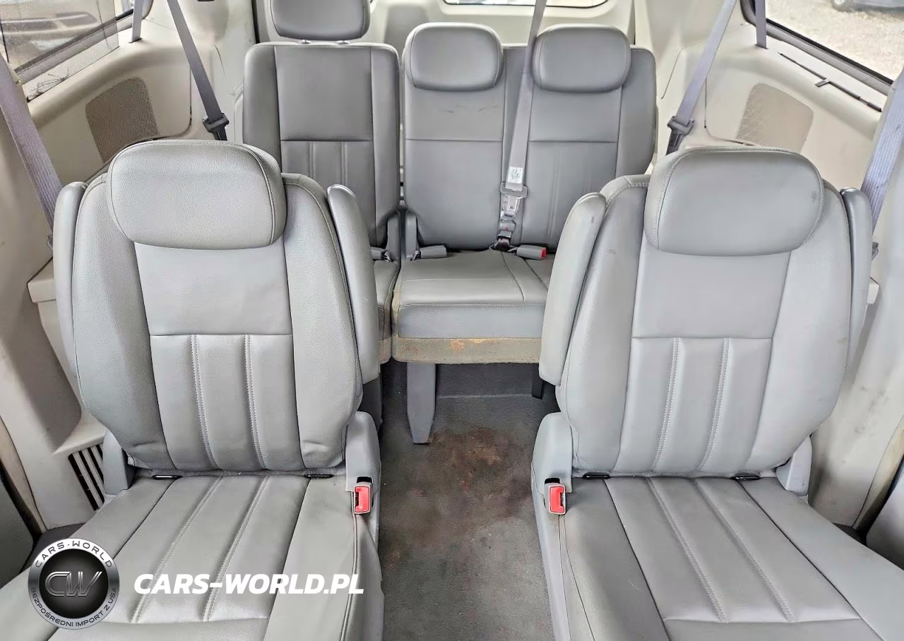 2010 Chrysler Town & Country Touring VIN:2A4RR5D11AR121165 - 10