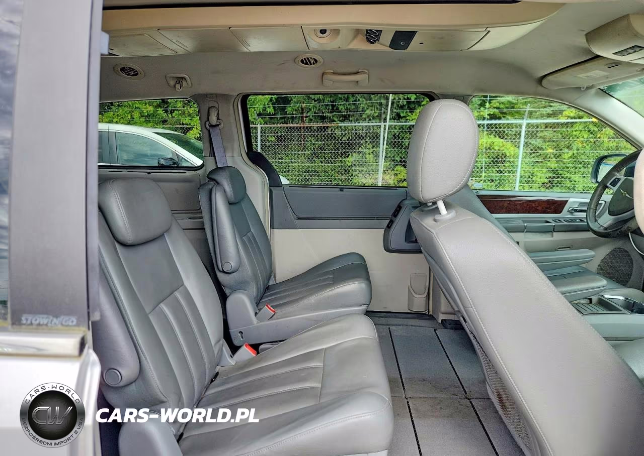 2010 Chrysler Town & Country Touring VIN:2A4RR5D11AR121165 - 11