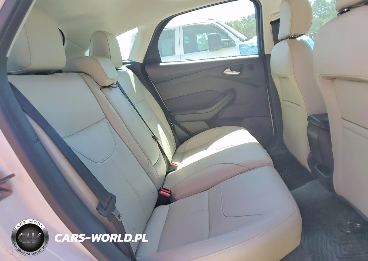 2018 Ford Focus Titanium VIN:1FADP3N21JL275861 - 10
