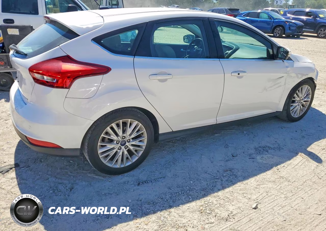 2018 Ford Focus Titanium VIN:1FADP3N21JL275861 - 3
