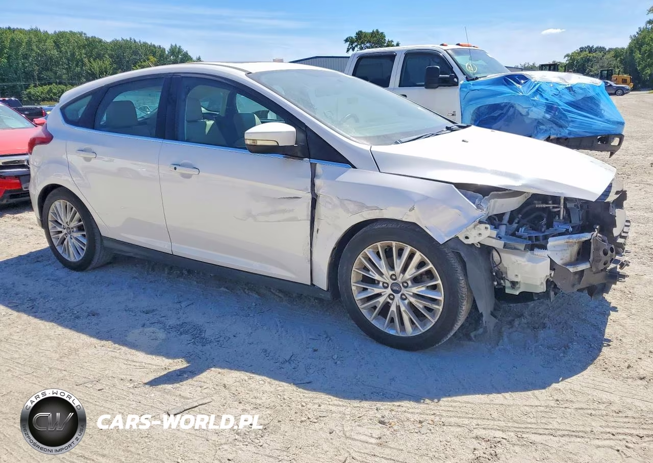 2018 Ford Focus Titanium VIN:1FADP3N21JL275861 - 4